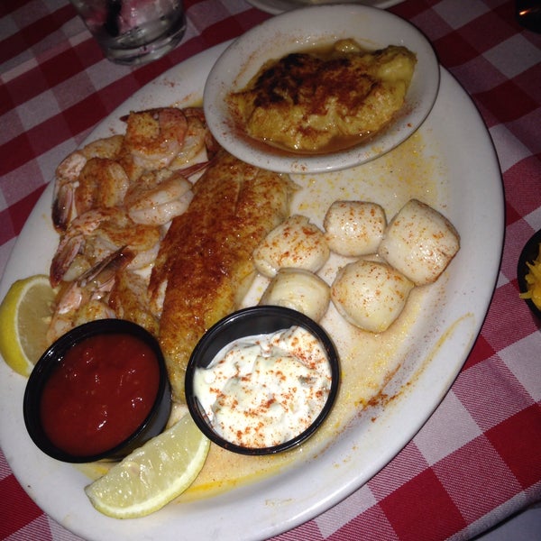 I am having the seafood platter, broiled. It's not a whole lot, but just enough. So good! The blueberry cobbler was delicious! The guy singing is awesome! It's warm and cozy here.
