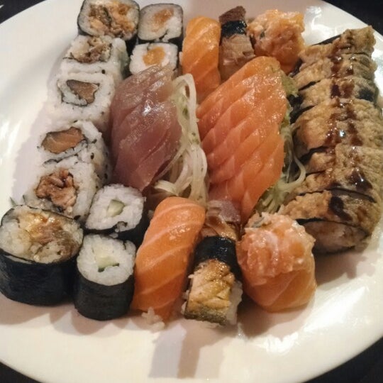 Photo taken at Sushi Los Ruas by Luã F. on 3/5/2014