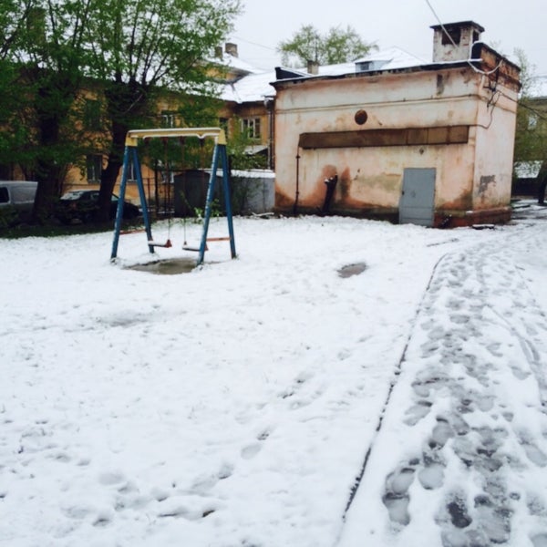 Дворы колодцы ленинграда. Детские спортивные площадки дворовые. Во дворе. Дворы россии. Детские спортивные площадки дворовые.