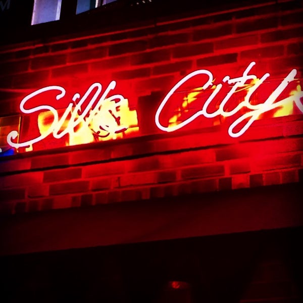 Photo taken at Silk City Diner Bar &amp; Lounge by djdeejay on 10/19/2014