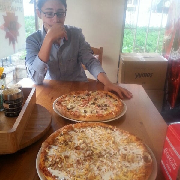 Foto diambil di Bronzo Pizza oleh Resul F. pada 2/22/2014
