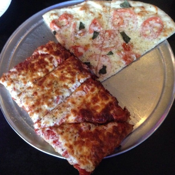 รูปภาพถ่ายที่ Hoboken Pizza &amp; Beer Joint โดย Kara M. เมื่อ 2/24/2014