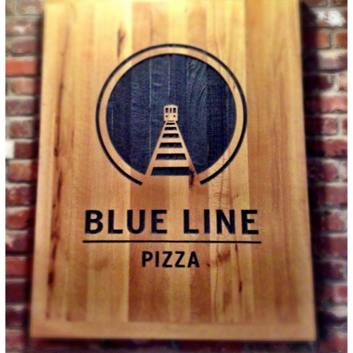 Das Foto wurde bei Blue Line Pizza von Blue Line Pizza am 2/23/2014 aufgenommen