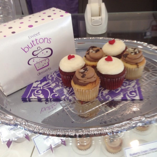 9/19/2014 tarihinde John C.ziyaretçi tarafından Sweet Buttons Desserts'de çekilen fotoğraf