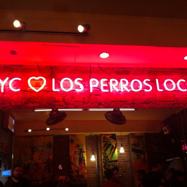 รูปภาพถ่ายที่ Los Perros Locos โดย Allie T. เมื่อ 9/8/2013