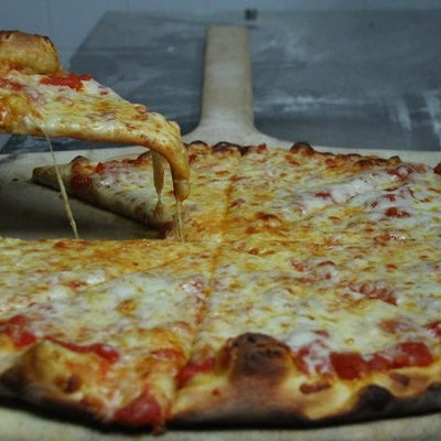 รูปภาพถ่ายที่ Rosa&#39;s Fresh Pizza โดย Rosa&#39;s Fresh Pizza เมื่อ 9/11/2014