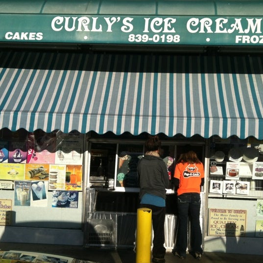 Снимок сделан в Curly&#39;s Ice Cream &amp; Frozen Yogurt пользователем Elynn W. 11/21/2012