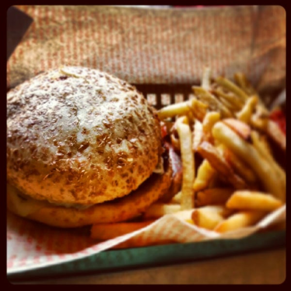3/18/2014에 Jānis K.님이 be right burger™에서 찍은 사진