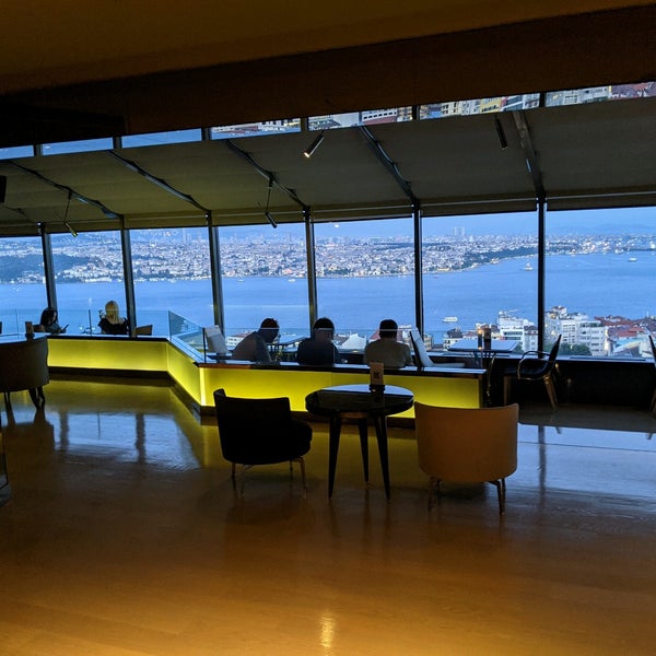Foto diambil di City Lights Restaurant &amp; Bar InterContinental Istanbul oleh Gilbert M. pada 7/10/2021