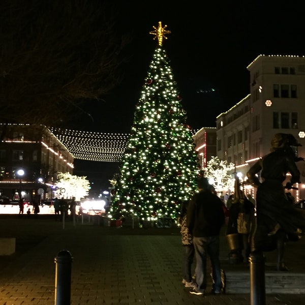 Foto tirada no(a) Frisco Square por Crystal M. em 12/23/2014