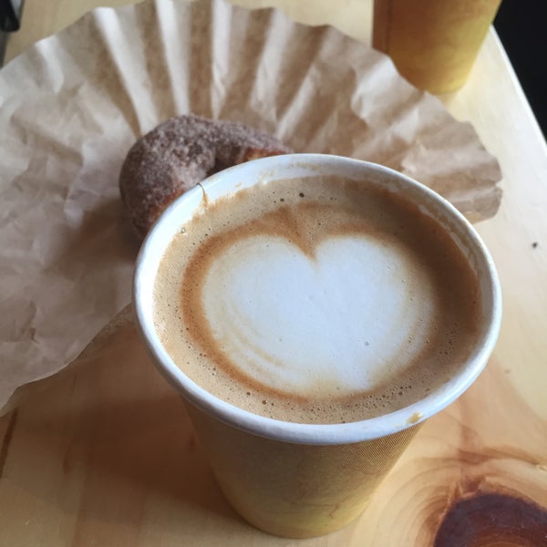 รูปภาพถ่ายที่ Boxer Donut &amp; Espresso Bar โดย Niki เมื่อ 10/29/2017