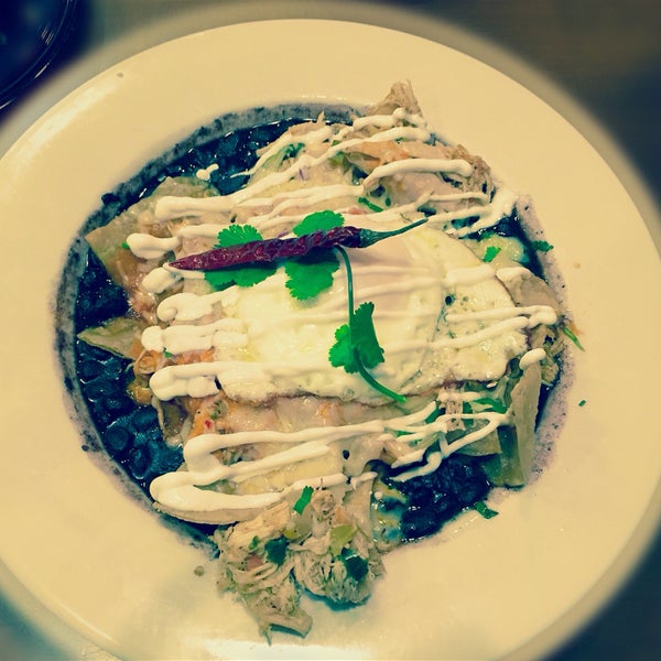 Can't recall the name but Delicious w / Fried Egg, Black Beans, Chicken, Crispy Tortilla, Sour Cream & an amazingly tasty sauce 👌 #iwillgetagainonceifinditonthemenuagain