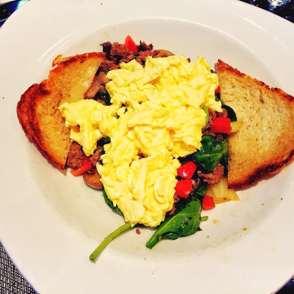 Breakfast Bowl on Sunday Morning #sourdoughbread #groundbeef #egg #spinach #peppers #mushrooms