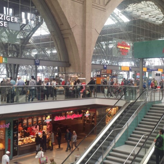 Foto scattata a Promenaden Hauptbahnhof Leipzig da Abe T. il 7/27/2015