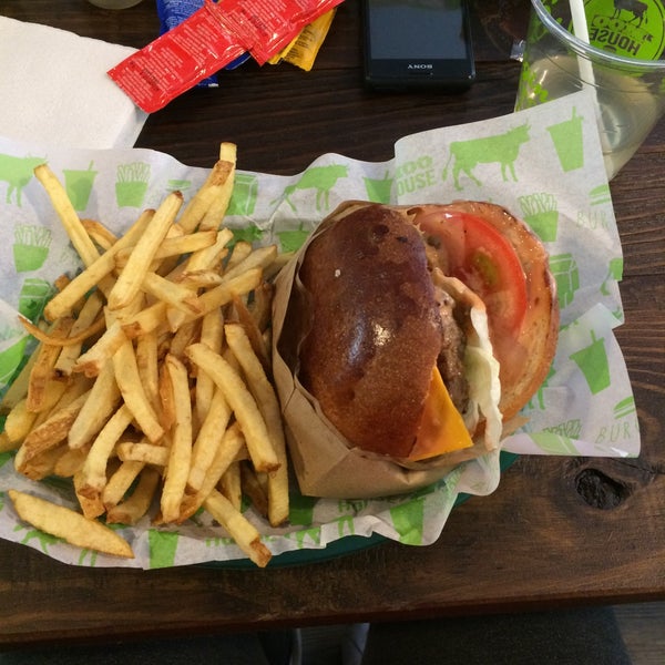 Снимок сделан в Moo House Burger пользователем Jennie H. 4/30/2015
