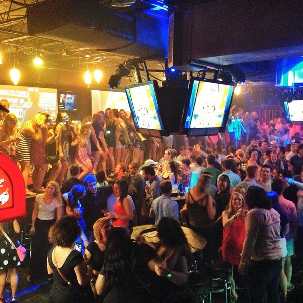 รูปภาพถ่ายที่ Kilroy&#39;s Bar &amp; Grill: Sports Bar โดย R.J. เมื่อ 5/11/2014