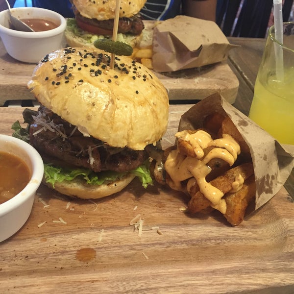 Foto diambil di Tennessee Ribs &amp; Burgers oleh Perla B. pada 3/22/2016