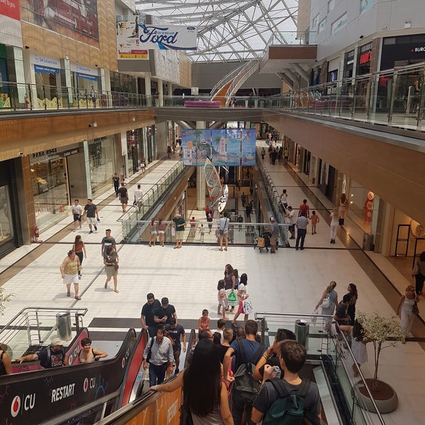 รูปภาพถ่ายที่ The Mall Athens โดย Bill S. เมื่อ 7/10/2017