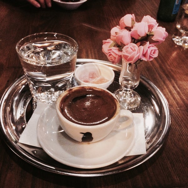 Foto scattata a Kahvetad Roaster Coffee da Kübra U. il 1/5/2016