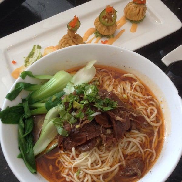 Foto diambil di Xian Sushi &amp; Noodle oleh Natchana T. pada 7/3/2014