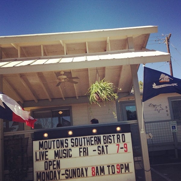 รูปภาพถ่ายที่ Mouton&#39;s Southern Bistro โดย Brilliant Black D. เมื่อ 11/3/2013