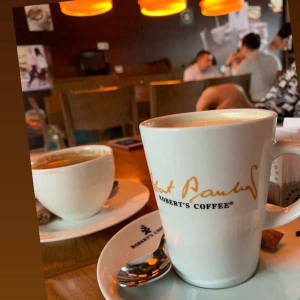 Photo taken at Robert&#39;s Coffee by Esra Cihangir K. on 8/2/2019