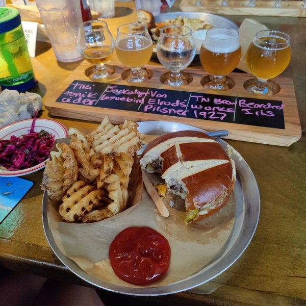 Photo taken at M.L.Rose Craft Beer &amp; Burgers by Will D. on 8/15/2021