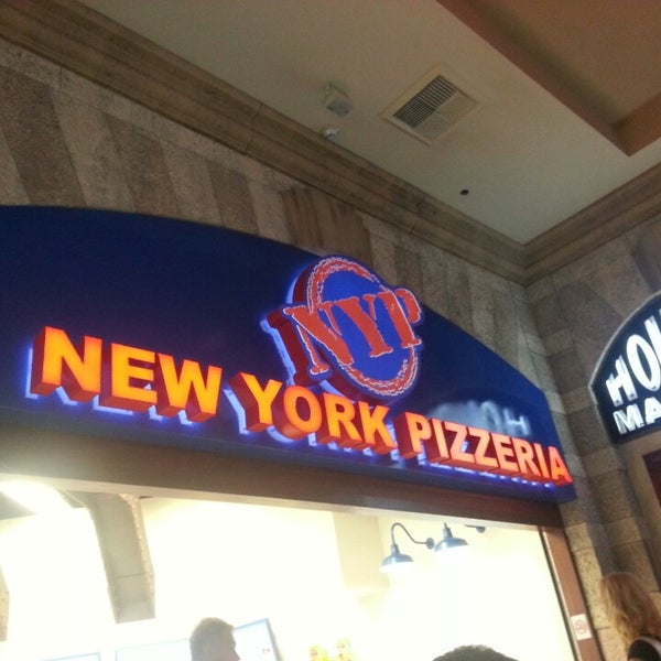 Foto diambil di New York Pizzeria oleh Donela P. pada 9/12/2013