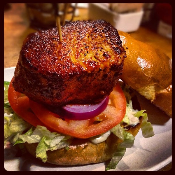 10/23/2012にEric T.がHook Burger Bistroで撮った写真