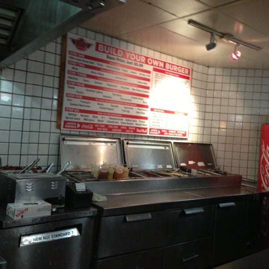 Foto tomada en Jake&#39;s Burgers &amp; Billiards  por Eric T. el 10/24/2012