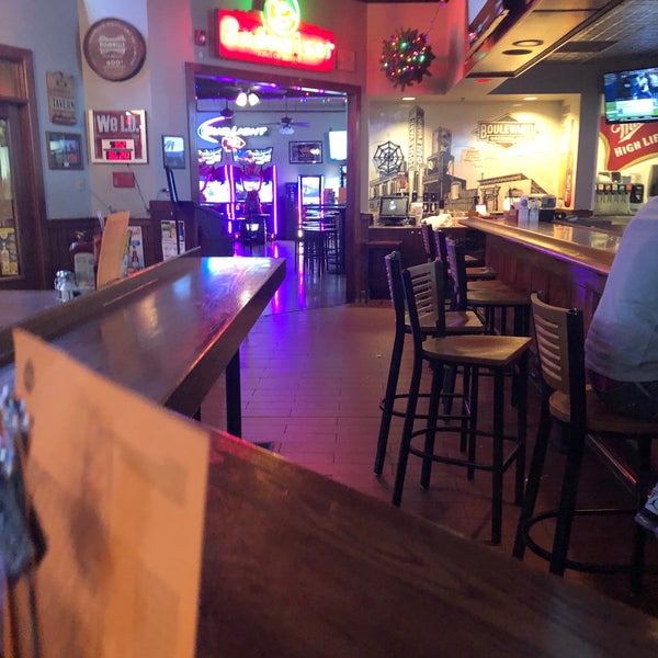 Foto diambil di Tanner&#39;s Bar &amp; Grill oleh Terrence S. pada 10/21/2019