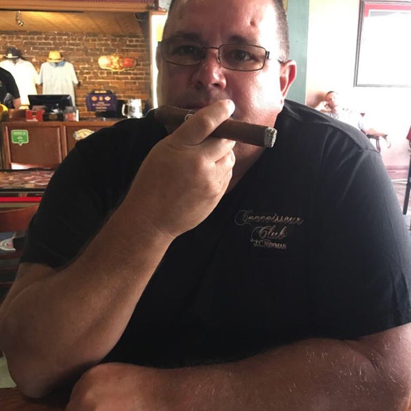 Foto tomada en King Corona Cigars Cafe &amp; Bar  por Michael B. el 8/25/2018