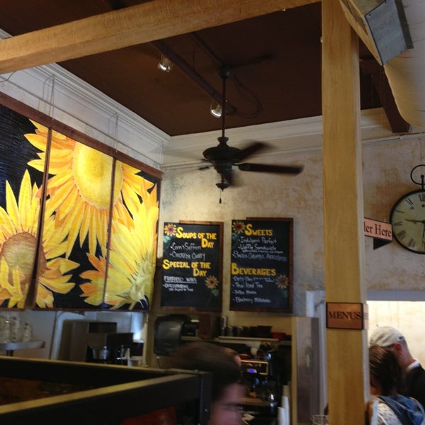 รูปภาพถ่ายที่ Sunflower Caffé Espresso &amp; Wine โดย Mike L. เมื่อ 9/1/2013