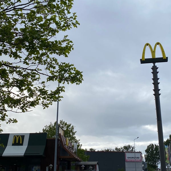 Foto diambil di McDonald&#39;s oleh Emiel H. pada 5/29/2022