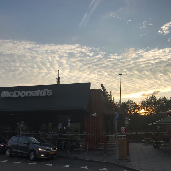 รูปภาพถ่ายที่ McDonald&#39;s โดย Emiel H. เมื่อ 10/5/2019
