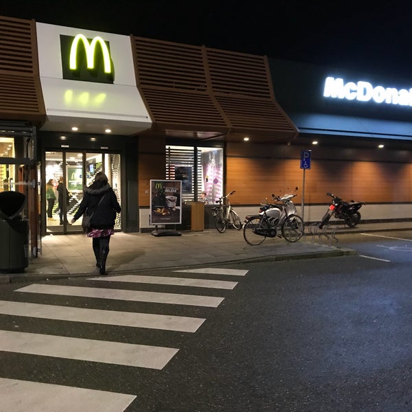 รูปภาพถ่ายที่ McDonald&#39;s โดย Emiel H. เมื่อ 1/6/2018