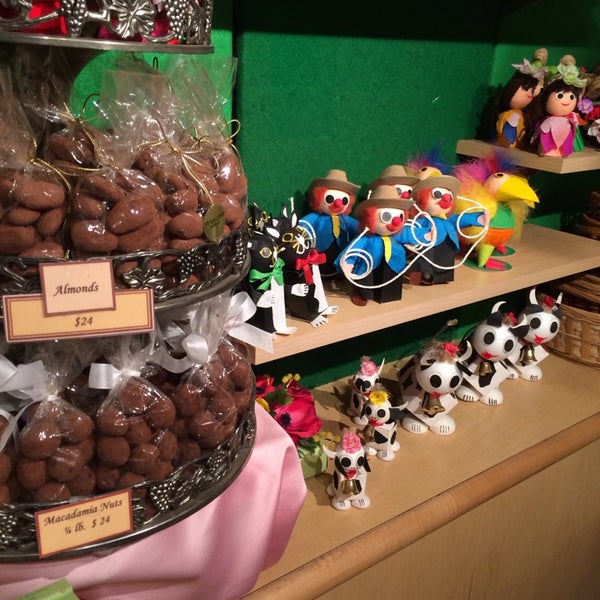 4/26/2014 tarihinde Joyce Y.ziyaretçi tarafından teuscher Chocolates - Rockefeller Center'de çekilen fotoğraf