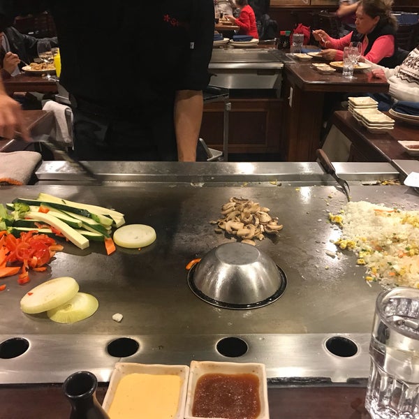 Foto scattata a Sakura Japanese Steak, Seafood House &amp; Sushi Bar da Vikram il 1/31/2018