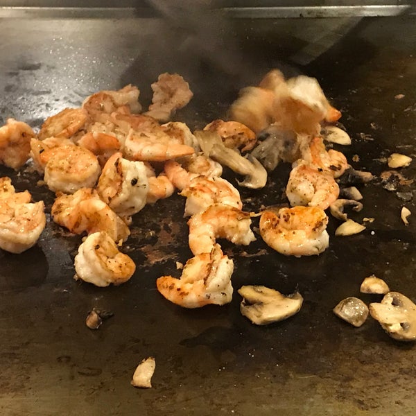 Foto scattata a Sakura Japanese Steak, Seafood House &amp; Sushi Bar da Vikram il 1/31/2018