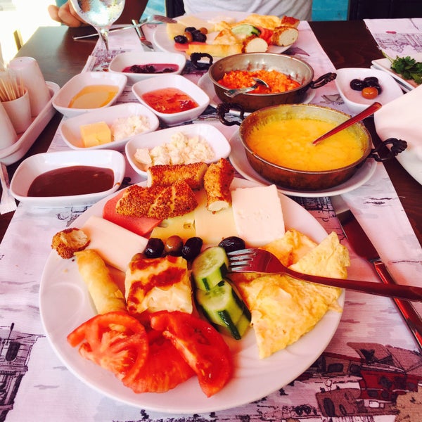 Das Foto wurde bei My Moon Restaurant &amp; Cafe von Özlem T. am 8/24/2015 aufgenommen
