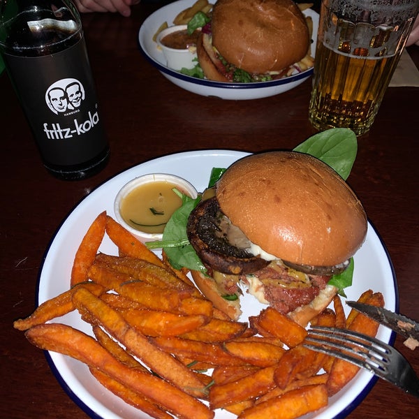Amazing burgers - honeypeanut sauce and sweet potatoe fries were a great surprise together with their own vegan "meat"👌