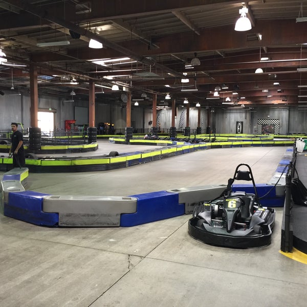Снимок сделан в Racer&#39;s Edge Indoor Karting пользователем Jonathon C. 2/26/2015