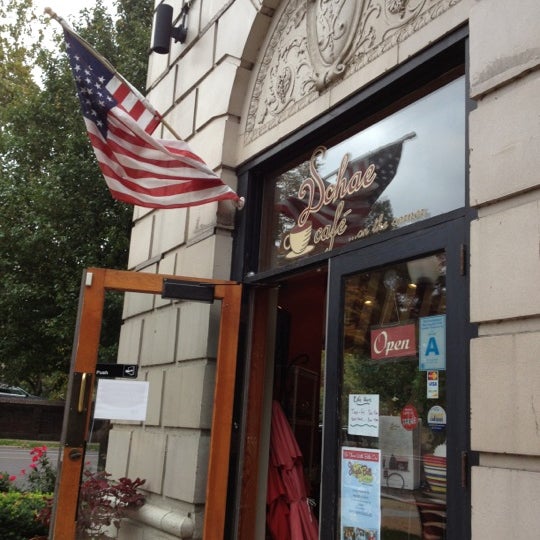 10/17/2012 tarihinde Phil S.ziyaretçi tarafından 2Schae Café'de çekilen fotoğraf