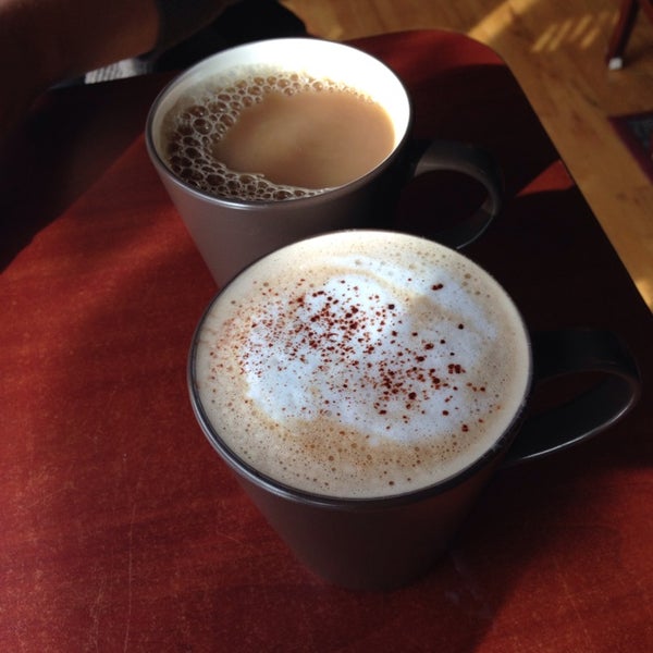 Das Foto wurde bei Dedham Square Coffeehouse von Lauren L. am 10/26/2014 aufgenommen