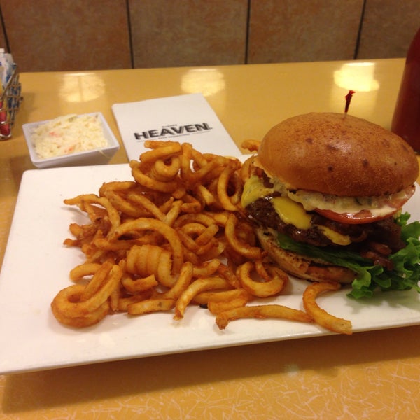 Foto scattata a Burger Heaven da karina g. il 4/3/2015