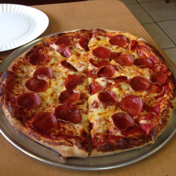 Снимок сделан в Papas pizza пользователем Mary M. 3/22/2014