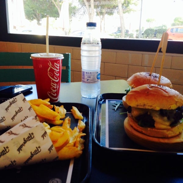 Foto diambil di The Fitzgerald Burger Company oleh Eva M. pada 3/9/2014