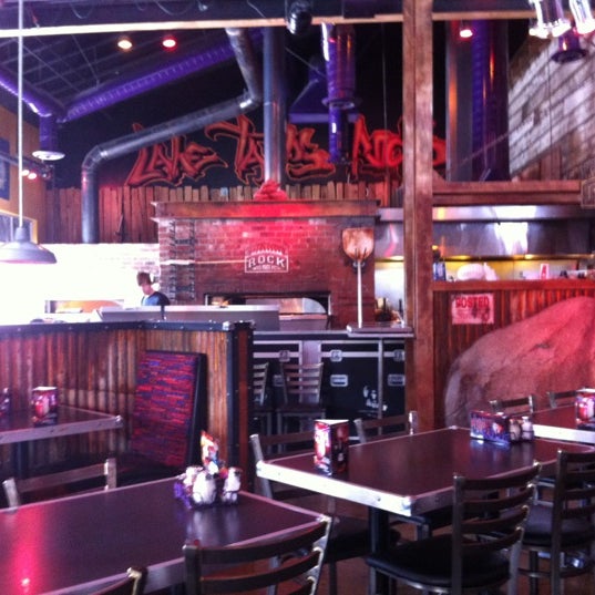 รูปภาพถ่ายที่ The Rock Wood Fired Pizza โดย Jason B. เมื่อ 7/17/2012