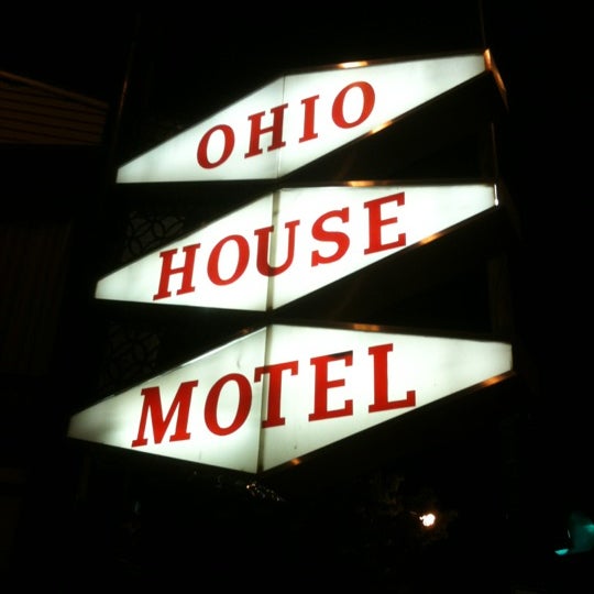 Photo taken at Ohio House Motel by Marina B. on 5/4/2012