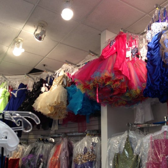รูปภาพถ่ายที่ The Shoppes at Gateway โดย Whitney P. เมื่อ 8/5/2012